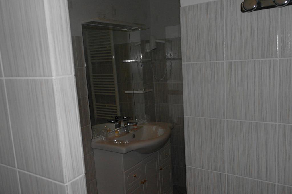 Hostellerie Saint Clement Vic-sur-Cère エクステリア 写真