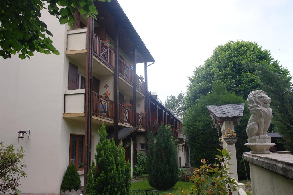 Hostellerie Saint Clement Vic-sur-Cère エクステリア 写真