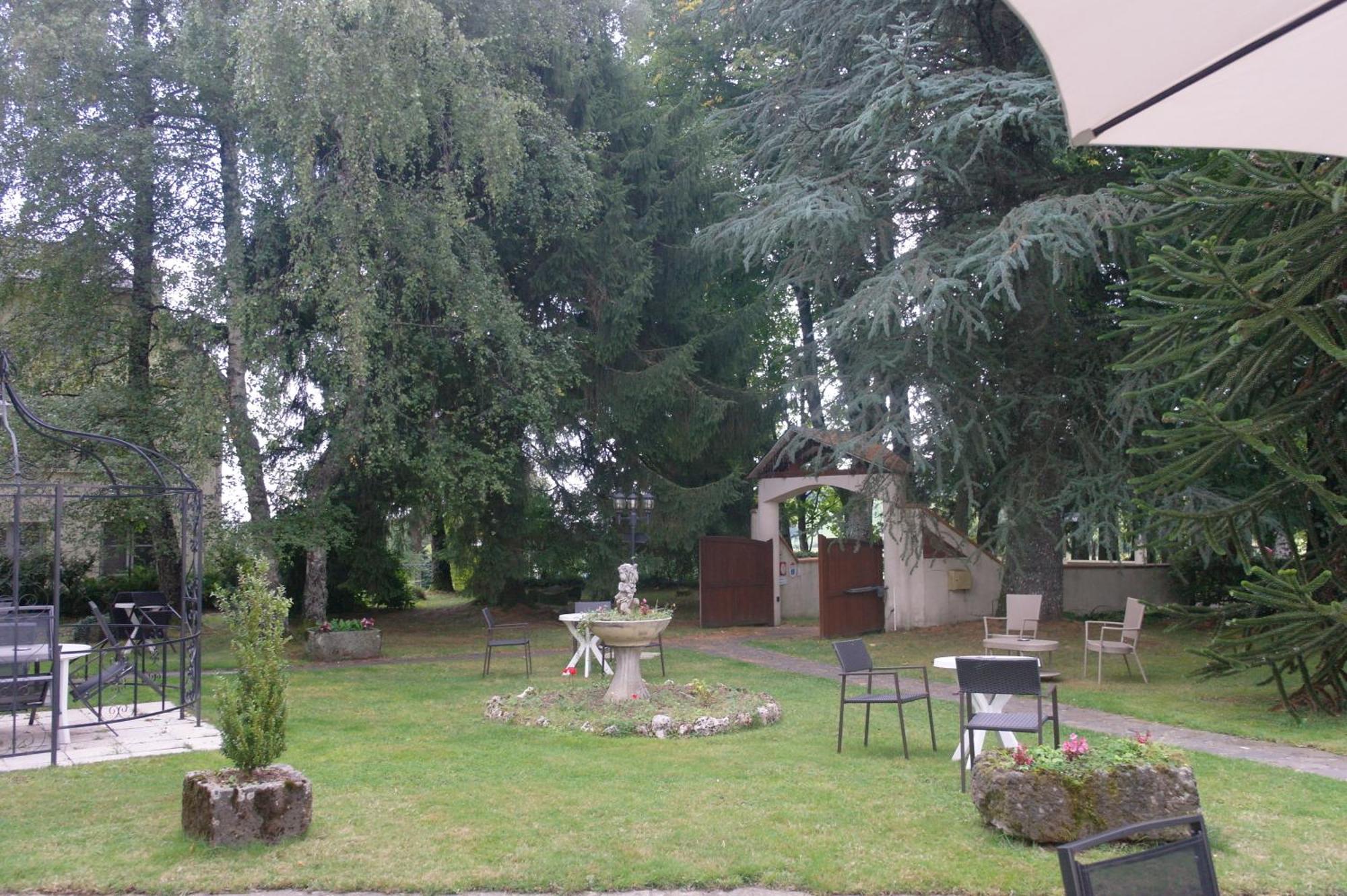 Hostellerie Saint Clement Vic-sur-Cère エクステリア 写真