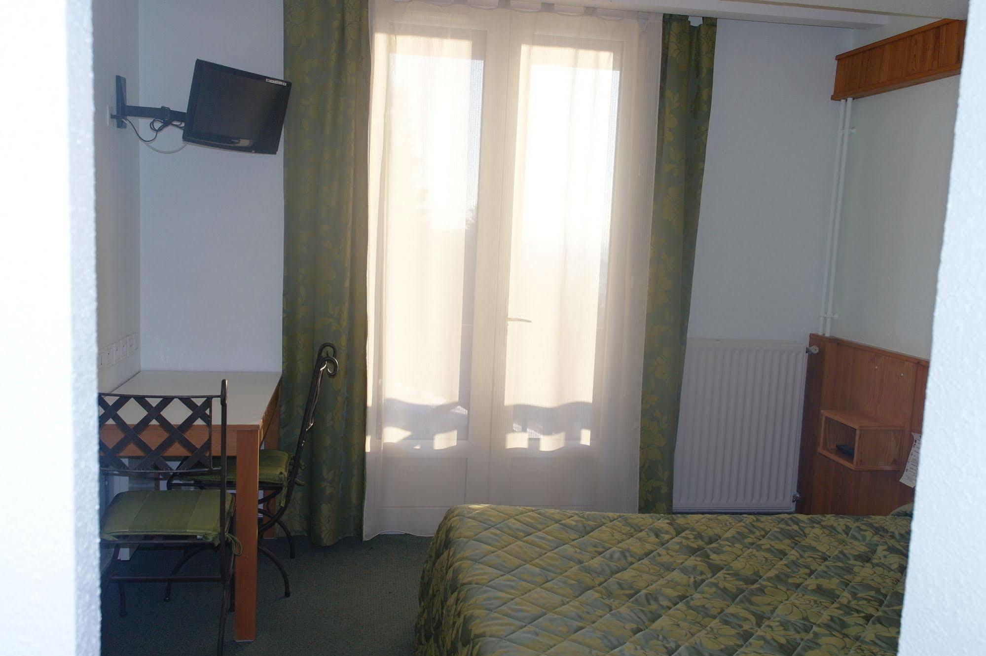 Hostellerie Saint Clement Vic-sur-Cère エクステリア 写真