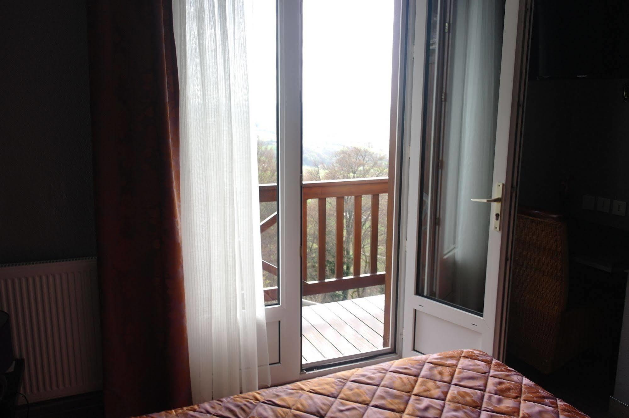 Hostellerie Saint Clement Vic-sur-Cère エクステリア 写真