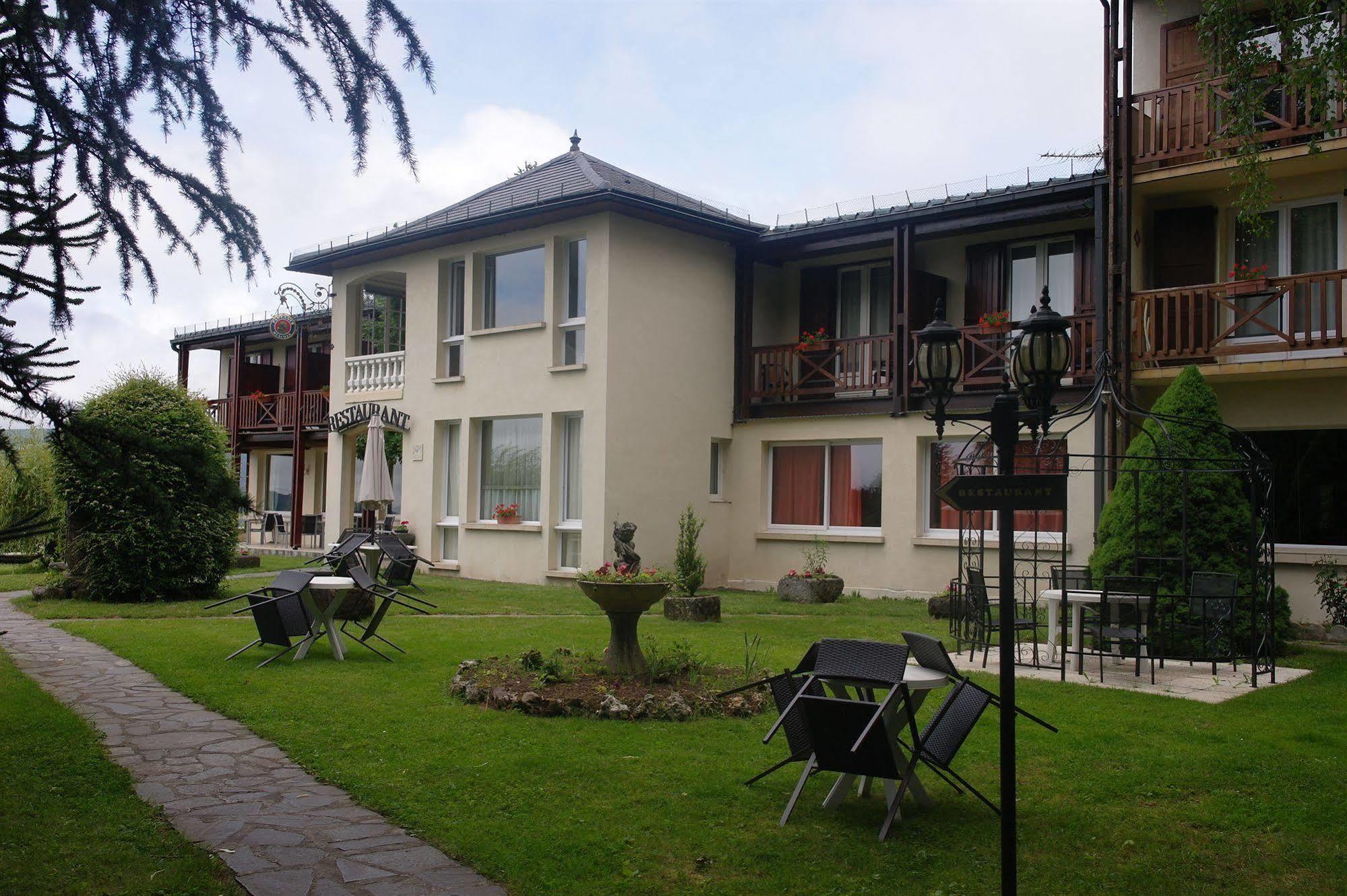 Hostellerie Saint Clement Vic-sur-Cère エクステリア 写真
