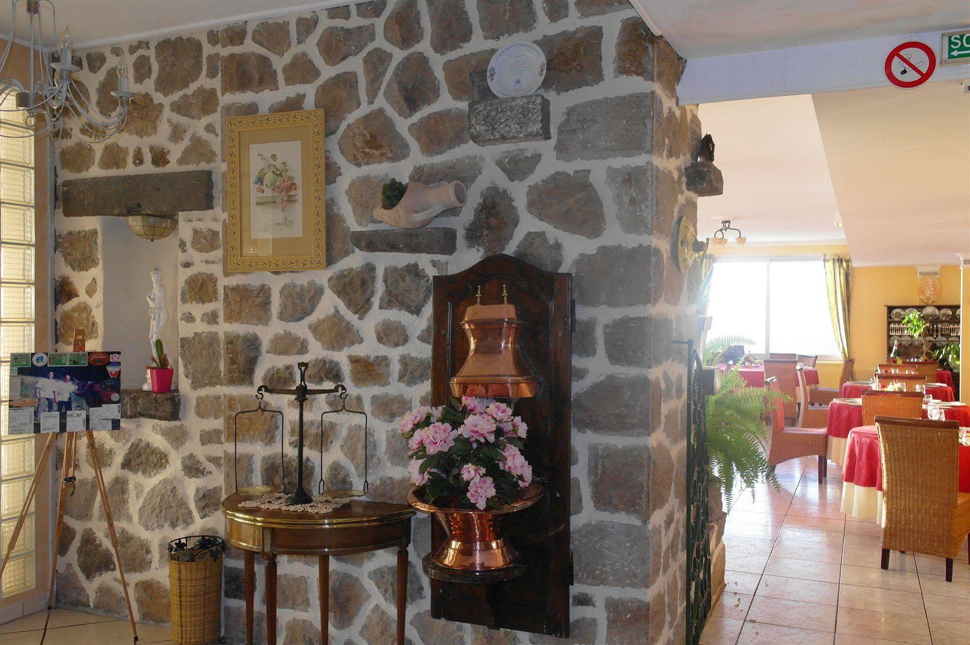 Hostellerie Saint Clement Vic-sur-Cère エクステリア 写真